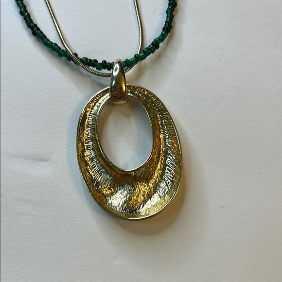 Elegant Gold and Black Pendant Necklace with green beads - Picture 8 of 10